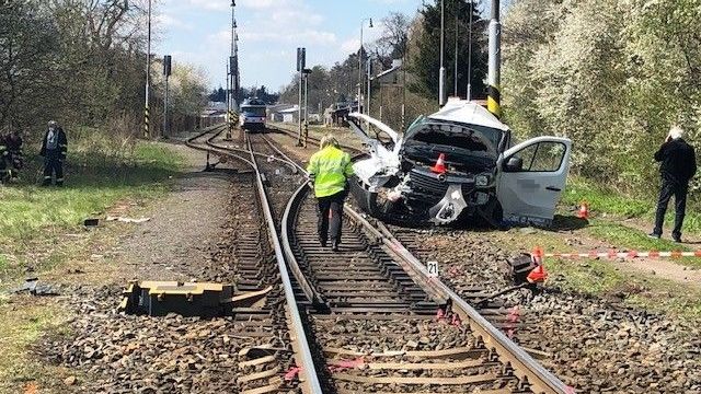 Vlak smetl na přejezdu dodávku, řidič zemřel